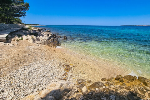 Oblázková pláž Girenica - pláž před restaurací, ostrov Pag, Chorvatsko