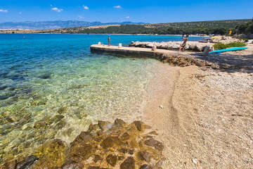 Oblázková pláž Girenica - pláž před restaurací, ostrov Pag, Chorvatsko