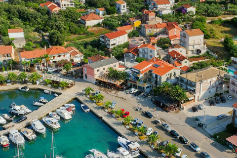 Kukljica - letecký pohled, ostrov Ugljan, Chorvatsko