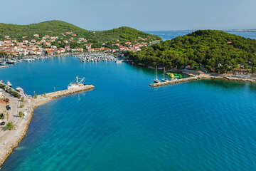 Kukljica - letecký pohled, ostrov Ugljan, Chorvatsko