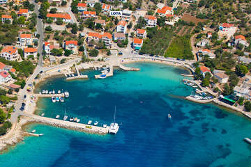 Jakišnica - letecký pohled, ostrov Pag, Chorvatsko