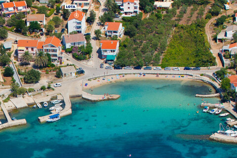 Jakišnica - letecký pohled, ostrov Pag, Chorvatsko