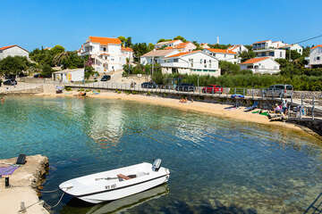 Jakišnica - písčitokamínková pláž Jakišnica, ostrov Pag, Chorvatsko
