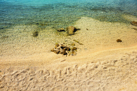 Jakišnica - písčitokamínková pláž Jakišnica, ostrov Pag, Chorvatsko