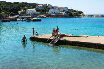 Jakišnica - vstup do moře z mola, ostrov Pag, Chorvatsko