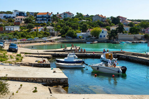 Jakišnica - koupání z mola, ostrov Pag, Chorvatsko