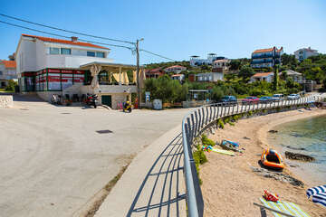 Jakišnica - písčitokamínková pláž Jakišnica, ostrov Pag, Chorvatsko