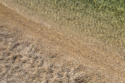 Jakišnica - detail pláže Jakišnica, ostrov Pag, Chorvatsko
