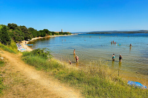 Letovisko Kraj - pláž v blízkosti mobilhomů Kraj, ostrov Pašman, Chorvatsko