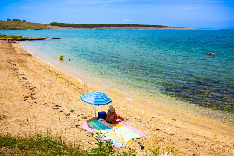 Povljana - písečná pláž poblíž domu Suton, ostrov Pag, Chorvatsko