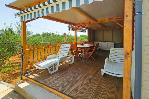 Mobilhome Klanac M2 - terasa s letní kuchyní, Tkon, ostrov Pašman, Chorvatsko