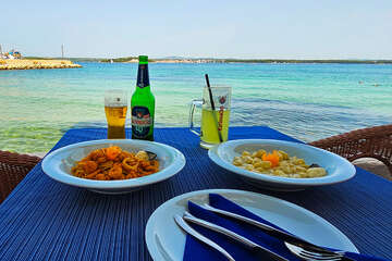 Tkon - oběd v restauraci Sovinje, ostrov Pašman, Chorvatsko