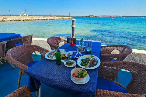 Tkon - oběd v restauraci Sovinje, ostrov Pašman, Chorvatsko