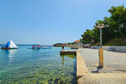Tkon - písečná pláž Južna plaža - sprcha na pláži, ostrov Pašman, Chorvatsko