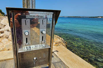 Tkon - písečná pláž Južna plaža - sprcha na mince na pláži, ostrov Pašman, Chorvatsko