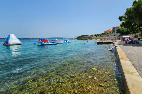 Tkon -  pláž Južna plaža - vodní atrakce pro děti, ostrov Pašman, Chorvatsko