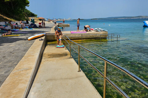 Tkon - Južna plaža, vstup do moře pro vozíčkáře, ostrov Pašman, Chorvatsko
