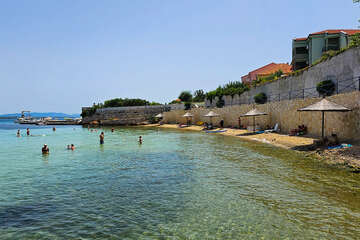 Tkon - písečná pláž Južna plaža, ostrov Pašman, Chorvatsko