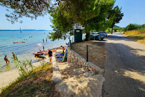 Tkon - písečná pláž Klanac, ostrov Pašman, Chorvatsko