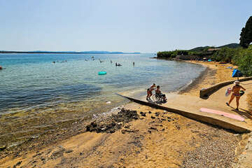 Tkon - písečná pláž Klanac - vstup do moře pro vozíčkáře, ostrov Pašman, Chorvatsko