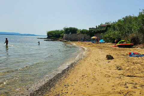Tkon - písečná pláž Klanac, ostrov Pašman, Chorvatsko