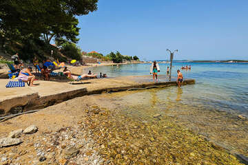 Tkon - písečná pláž Studenac, ostrov Pašman, Chorvatsko