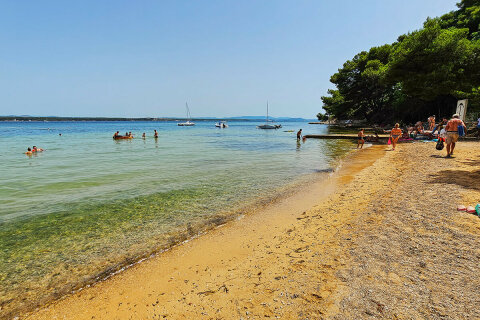 Tkon - písečná pláž Studenac, ostrov Pašman, Chorvatsko