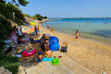 Tkon - písečná pláž Studenac, ostrov Pašman, Chorvatsko