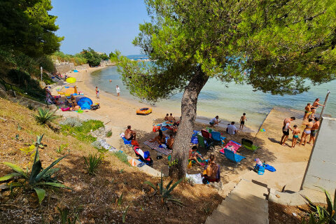 Tkon - písečná pláž Studenac, ostrov Pašman, Chorvatsko