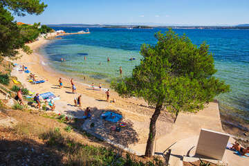 Tkon - písečná pláž Plažine, ostrov Pašman, Chorvatsko