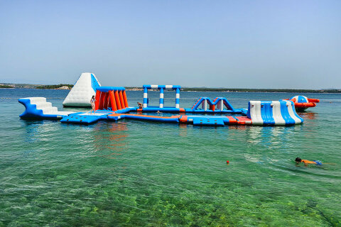 Tkon - písečná pláž Južna plaža - vodní atrakce pro děti, ostrov Pašman, Chorvatsko