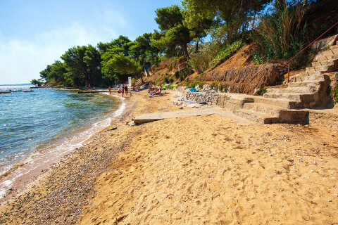 Tkon - písečná pláž Studenac, ostrov Pašman, Chorvatsko