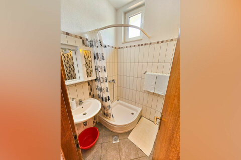 apartmány Mali Luka: apartmán A5 pre 2-5 osôb, <br />
3. poschodie