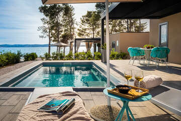 Mobilhome Avalona - příklad mobilhomu typu "C" - Luxusní mobilhome s bazénem pro 4–6 osob, Aminess Camping Resort, Povljana, ostrov Pag, Chorvatsko