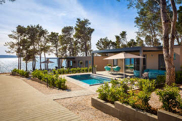 Mobilhome Avalona - příklad mobilhomu typu "C" - Luxusní mobilhome s bazénem pro 4–6 osob, Aminess Camping Resort, Povljana, ostrov Pag, Chorvatsko