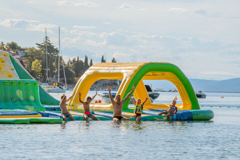 Rabac - nafukovací aquapark u pláže Maslinica, Istrie, Chorvatsko