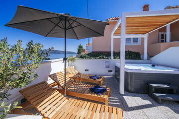 Prázdninový dům Riva - terasa s vířivkou, Mali Iž, ostrov Iž, Chorvatsko