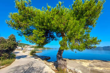 Mali Iž - pobřežní promenáda, ostrov Iž, Chorvatsko