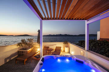 Prázdninový dům Riva - terasa s vířivkou, Mali Iž, ostrov Iž, Chorvatsko