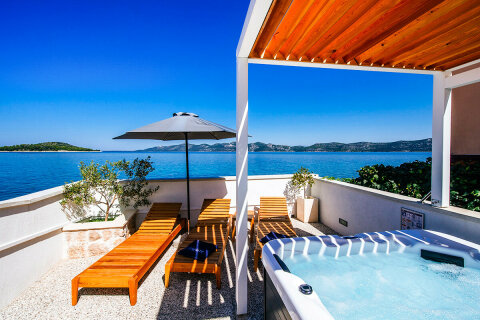 Prázdninový dům Riva - terasa s vířivkou, Mali Iž, ostrov Iž, Chorvatsko