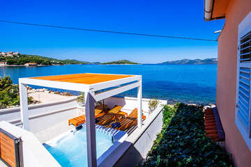 Prázdninový dům Riva - pohled na terasu s vířivkou, Mali Iž, ostrov Iž, Chorvatsko