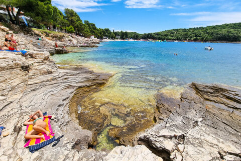 Apartmány Batana - koupání z plochých kamenů 160 m od domu, Banjole, Pula, Chorvatsko
