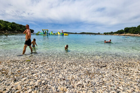 Resort Centinera*** - oblázková pláž, Banjole u Puly, Istrie, Chorvatsko