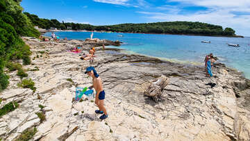 Pula - Banjole - koupání z plochých kamenů, poloostrov Istrie, Chorvatsko