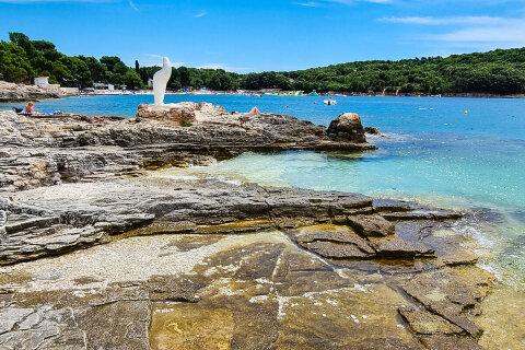 Pula - Banjole - koupání z plochých kamenů, poloostrov Istrie, Chorvatsko