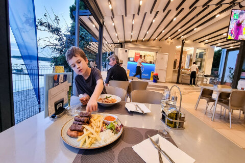 Pula - Banjole - restaurace Resortu Centinera u pláže, poloostrov Istrie, Chorvatsko