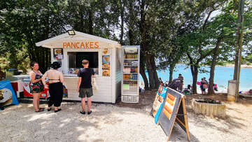 Pula - Banjole - palačinkárna u pláže u Resortu Centinera, poloostrov Istrie, Chorvatsko