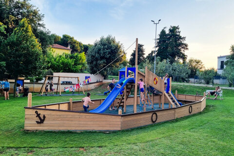 Pula - Banjole - dětské hřiště u přístavu, poloostrov Istrie, Chorvatsko