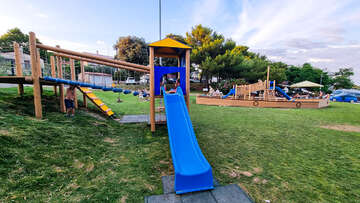 Pula - Banjole - dětské hřiště u přístavu, poloostrov Istrie, Chorvatsko