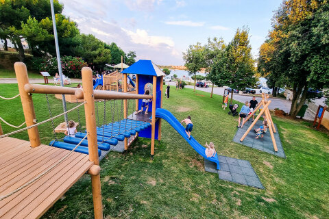 Pula - Banjole - dětské hřiště u přístavu, poloostrov Istrie, Chorvatsko